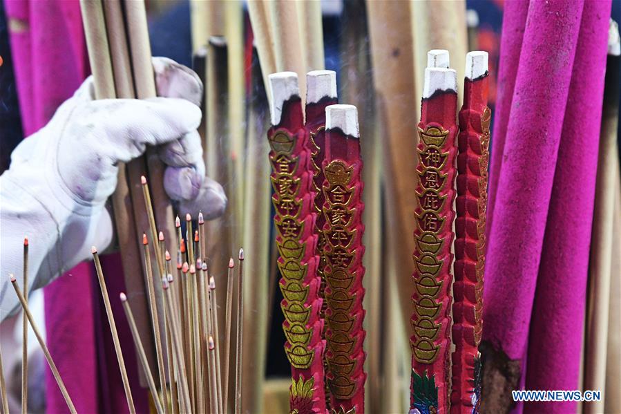 SINGAPORE-TEMPLE-CHINESE LUNAR NEW YEAR-INCENSE BURNING