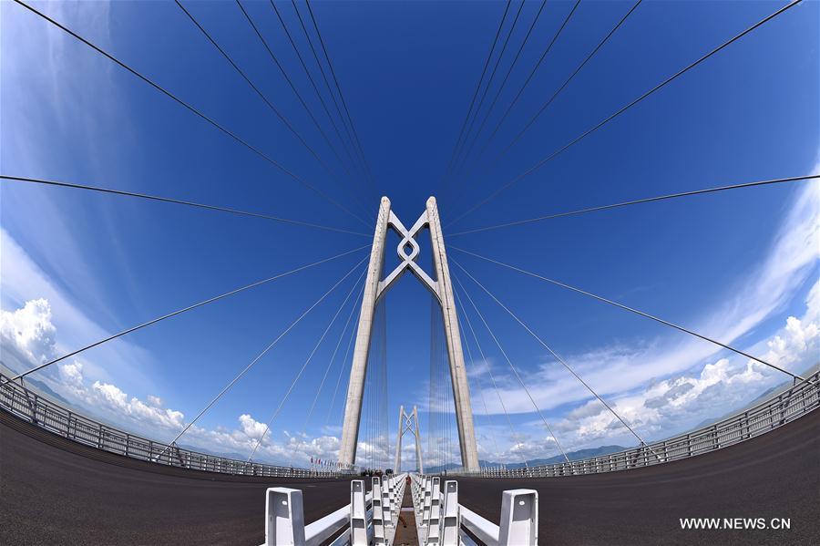 [XINHUA INSIGHT]CHINA-HONG KONG-ZHUHAI-MACAO BRIDGE-FEAT(CN)