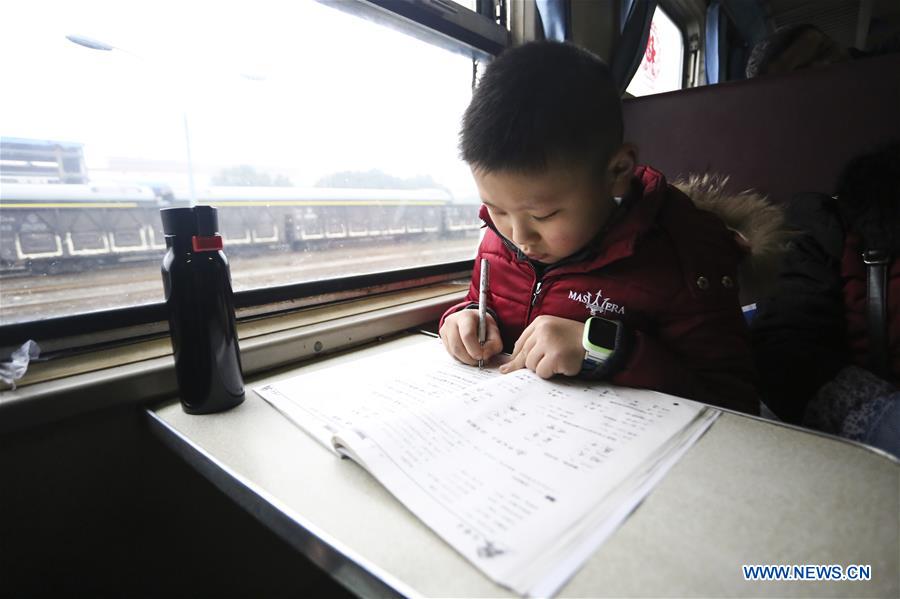 CHINA-SPRING FESTIVAL-TRAVEL RUSH-GREEN TRAIN (CN)