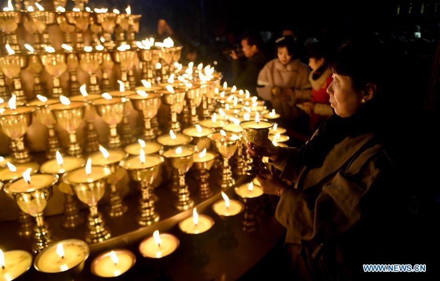 CHINA-XI'AN-TEMPLE-BUTTER LAMP-BLESSING (CN)