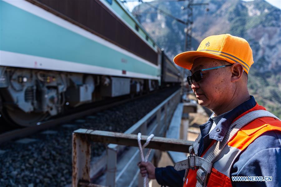 CHINA-GUIZHOU-SPRING FESTIVAL-RAILWAY BRIDGE-TECHNICIANS (CN)