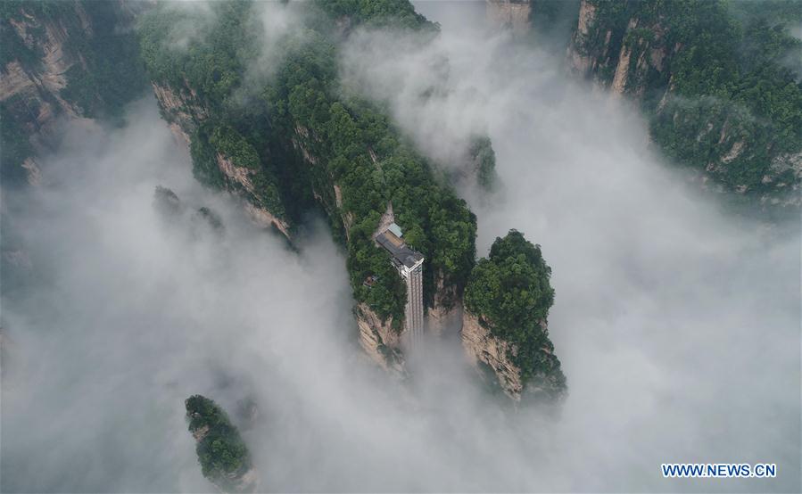 #CHINA-HUNAN-ZHANGJIAJIE-CLIFFSIDE ELEVATOR-FOG (CN)