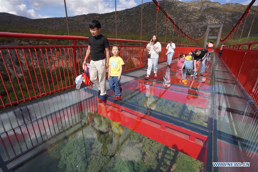 YUNNAN-LIJIANG-GLASS SKYWALK-TOURISM (CN)