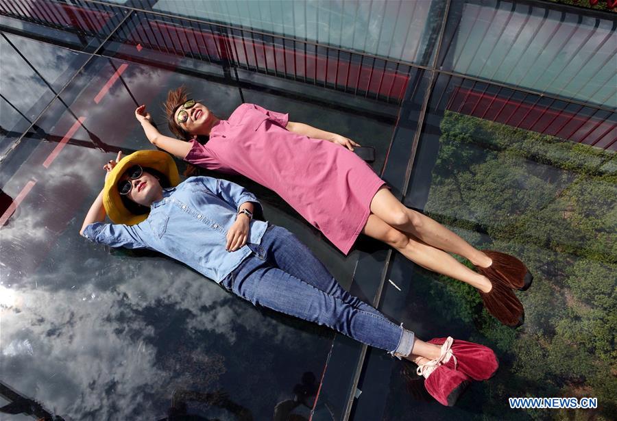 YUNNAN-LIJIANG-GLASS SKYWALK-TOURISM (CN)