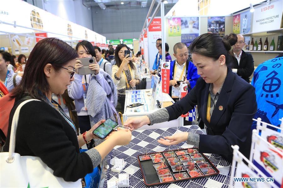 (CIIE)CHINA-SHANGHAI-CIIE-FOOD-JAPAN-TUNA DISINTEGRATING SHOW (CN)