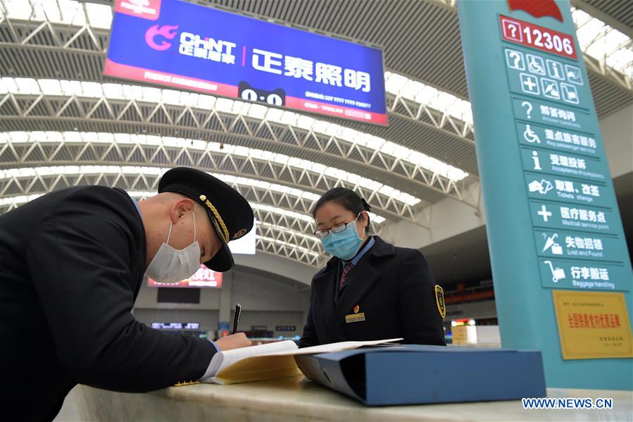 CHINA-JIANGXI-NANCHANG-CORONAVIRUS-RAILWAY STATION-COUPLE (CN)