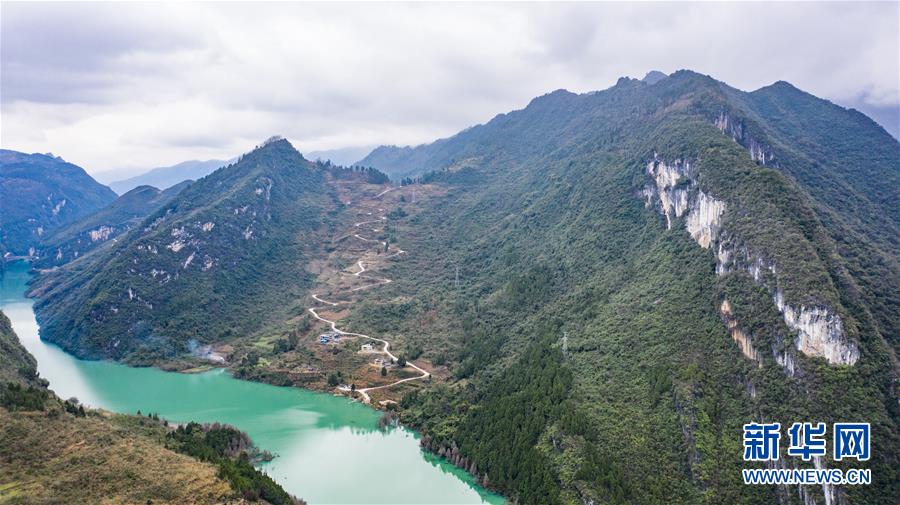 （新春走基层·图文互动）（3）绝壁公路畅通返乡“最后一公里”