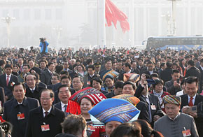 全国人大代表走向会场