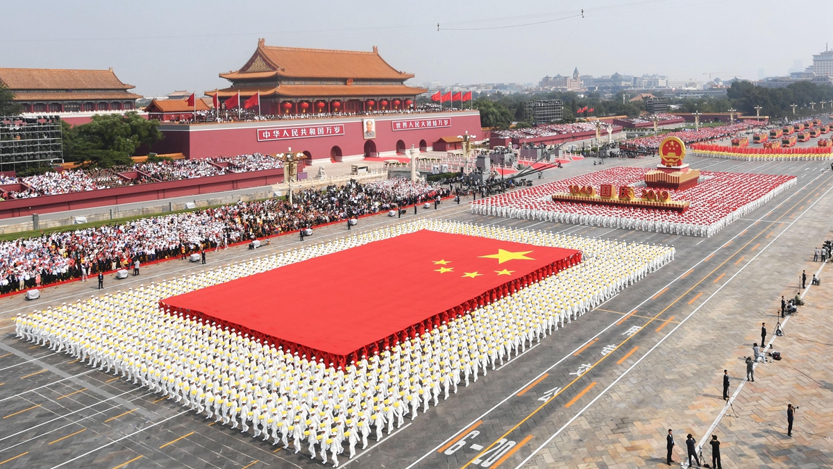 国旗方阵、国庆年号和国徽方阵