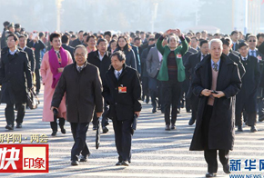 全国政协委员抵达天安门广场