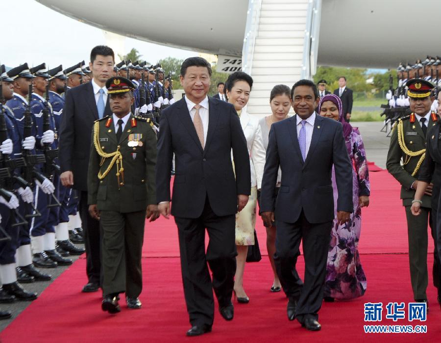 9月14日，国家主席习近平抵达马累，开始对马尔代夫进行国事访问。习近平和夫人彭丽媛在机场受到马尔代夫总统亚明夫妇的热情迎接。 新华社记者 张铎 摄