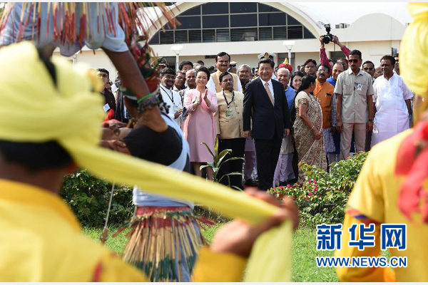 9月17日，国家主席习近平抵达古吉拉特邦艾哈迈达巴德市，开始对印度进行国事访问。这是印度青年跳起古吉拉特邦传统舞蹈，欢迎习近平和夫人彭丽媛。新华社记者 马占成 摄