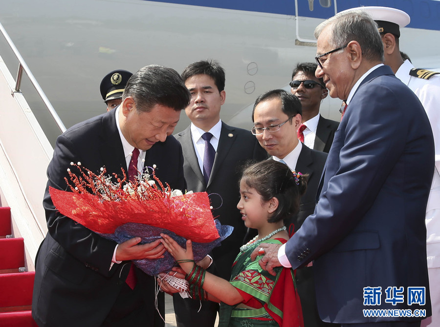 10月14日，国家主席习近平抵达达卡，开始对孟加拉人民共和国进行国事访问。这是习近平接受孟加拉国儿童献花。 新华社记者 兰红光 摄