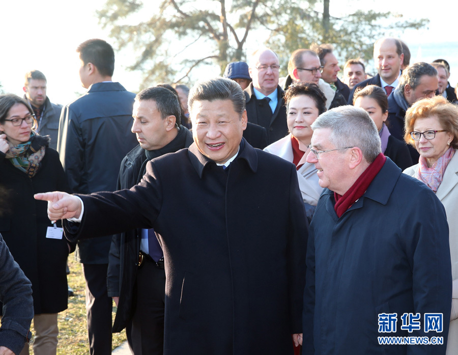 1月18日，国家主席习近平在瑞士洛桑国际奥林匹克博物馆会见国际奥林匹克委员会主席巴赫。这是会见后，习近平和夫人彭丽媛在巴赫主席夫妇陪同下，参观国际奥林匹克博物馆。新华社记者 姚大伟 摄