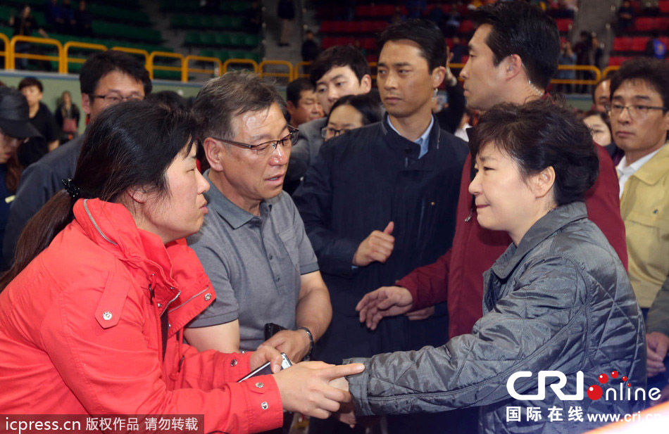 朴槿惠慰问沉没客轮乘客家属